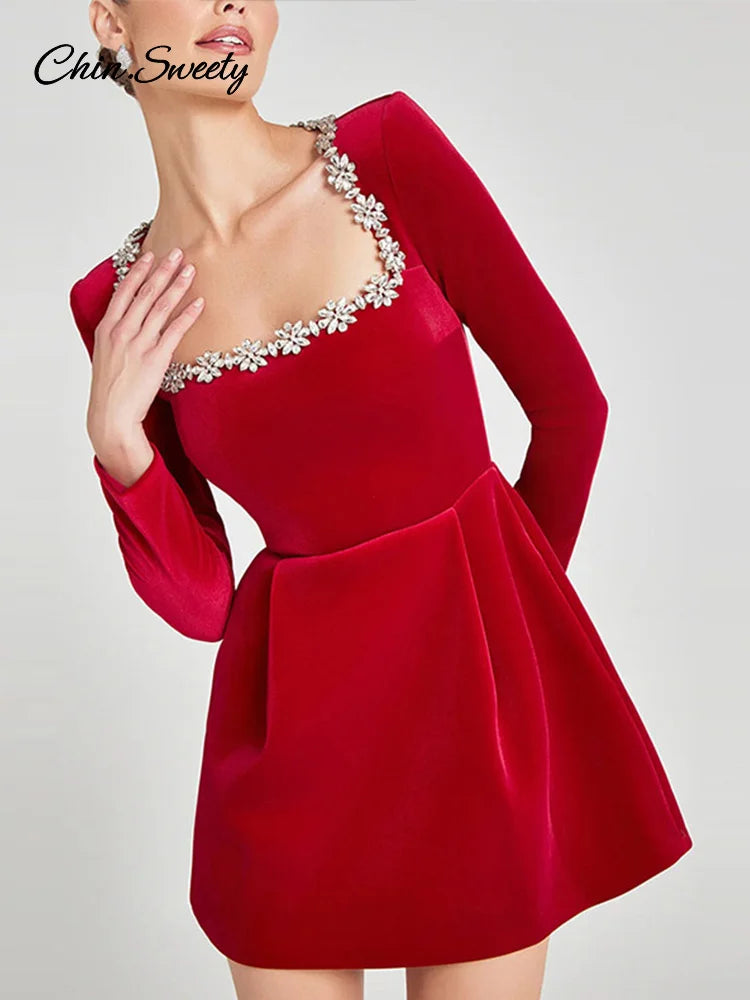 Rød cocktailkjole med lange ærmer og blomsterudsmykket firkantet halsudskæring, elegant design, perfekt til festlige lejligheder.