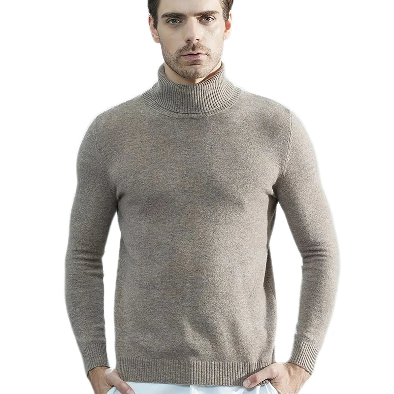Beige herresweater med høj hals, strikket i uld. Perfekt til vintermode og casual stil. Komfortabel og stilfuld beklædning til mænd.