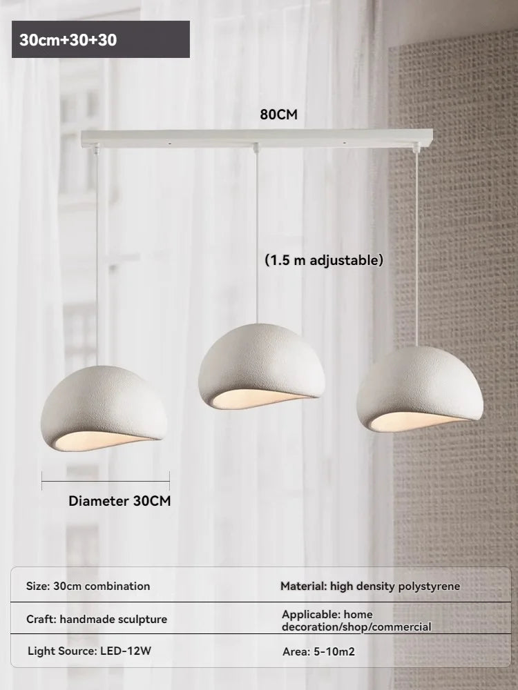 Hvid pendellampe med tre justerbare kupler, 80 cm bred, håndlavet i høj densitet polystyren. Ideel til hjem, butik eller kommerciel brug.