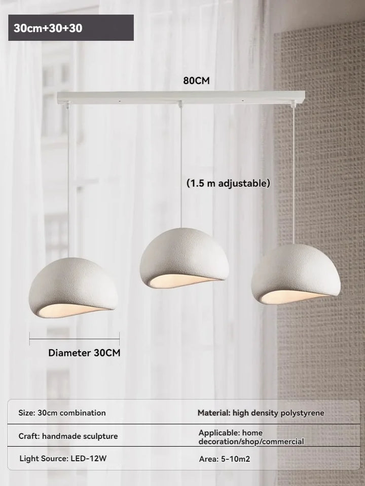 Hvid pendellampe med tre justerbare kupler, 80 cm bred, håndlavet i høj densitet polystyren. Ideel til hjem, butik eller kommerciel brug.
