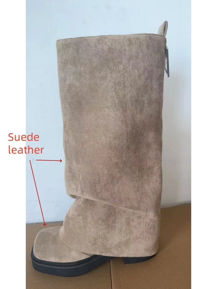 Beige ruskindsstøvle med flad sål og lynlås, stilfuldt design til kvinder. Perfekt til efterår og vintermode. Komfortabel og trendy fodtøj.