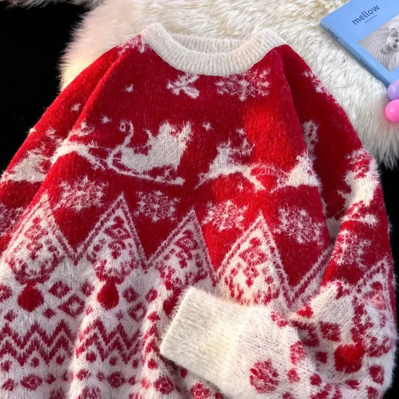Rød og hvid juletrøje med rensdyr- og snedesign, strikket i blødt materiale. Perfekt til vintermode og julefester.