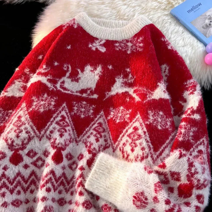 Rød og hvid juletrøje med rensdyr- og snedesign, strikket i blødt materiale. Perfekt til vintermode og julefester.