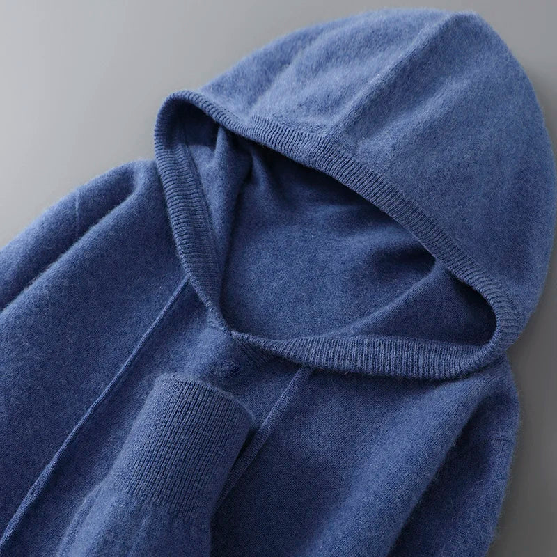 Blå cashmere hættetrøje på grå baggrund, blød og luksuriøs strik, perfekt til vintermode. Komfortabel og stilfuld beklædning til hverdagsbrug.