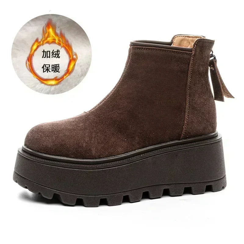 Brun ruskindsstøvle med høj platformsål og lynlås bagpå, designet til vinterbrug. Komfortabel og stilfuld fodtøj til kolde dage.