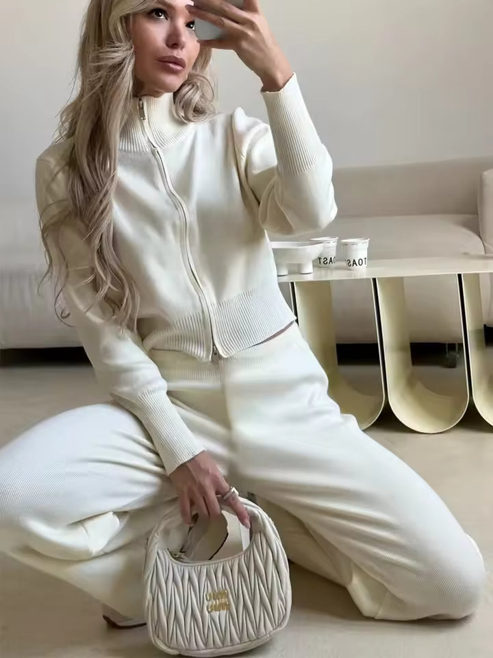 Ensemble avec veste tricotée et pantalons à jambes larges pour femmes