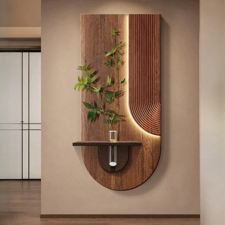 Moderne vægmonteret håndvask i trædesign med indbygget LED-belysning og grønne planter. Stilfuldt badeværelsesinteriør, minimalistisk og elegant.