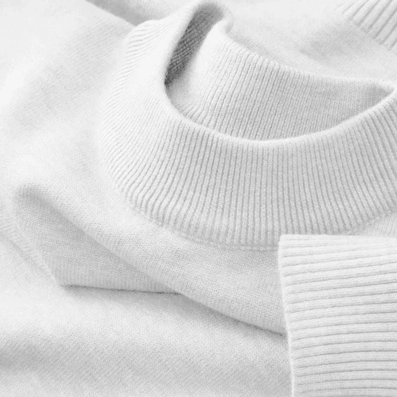 Hvid kashmirtrøje med høj hals og ribstrikkede detaljer. Blød og luksuriøs sweater, perfekt til vintermode og stilfuldt vintertøj.