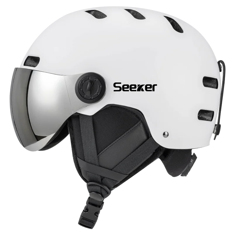 Hvid skihjelm med visir og justerbar rem, mærket Seeker. Moderne design, optimal beskyttelse til skiløb og snowboarding.