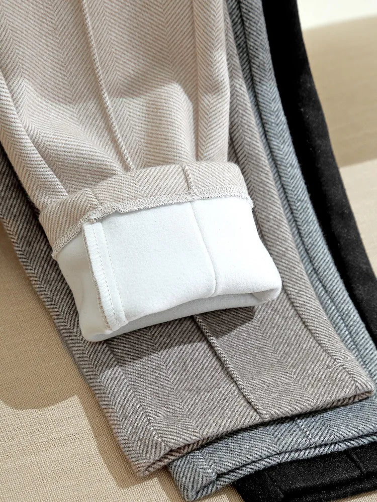 Beige, grå og sorte bukser i uldblanding med opsmøgede ben, herringbone mønster. Stilfuldt og varmt vintertøj til mænd og kvinder.