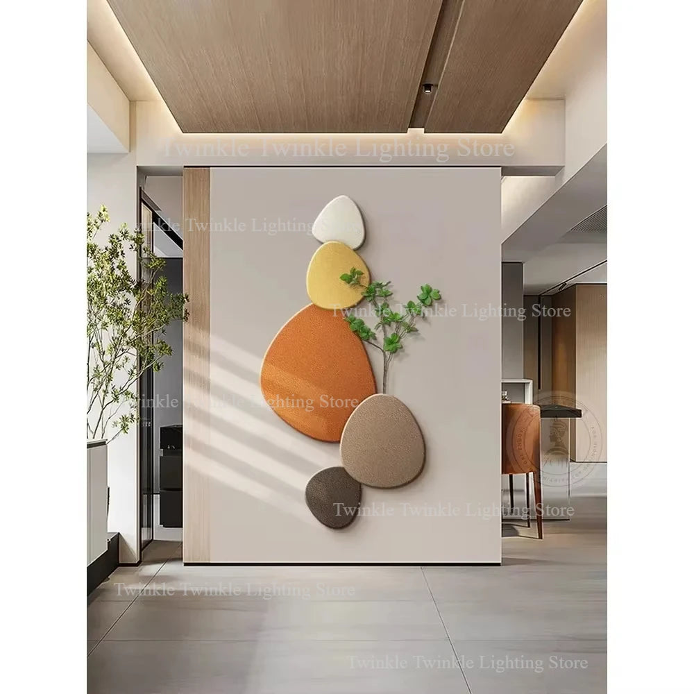 Vægdekoration med farverige, geometriske former og grønne planter i moderne stue. Stilfuld indretning, minimalistisk design, skandinavisk æstetik.