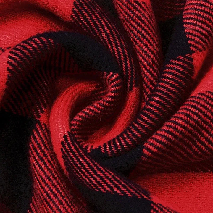 Rød og sort ternet stof, tæt på. Blødt tekstil med klassisk skotsk mønster, ideelt til mode og interiør. Høj kvalitet, trendy design.