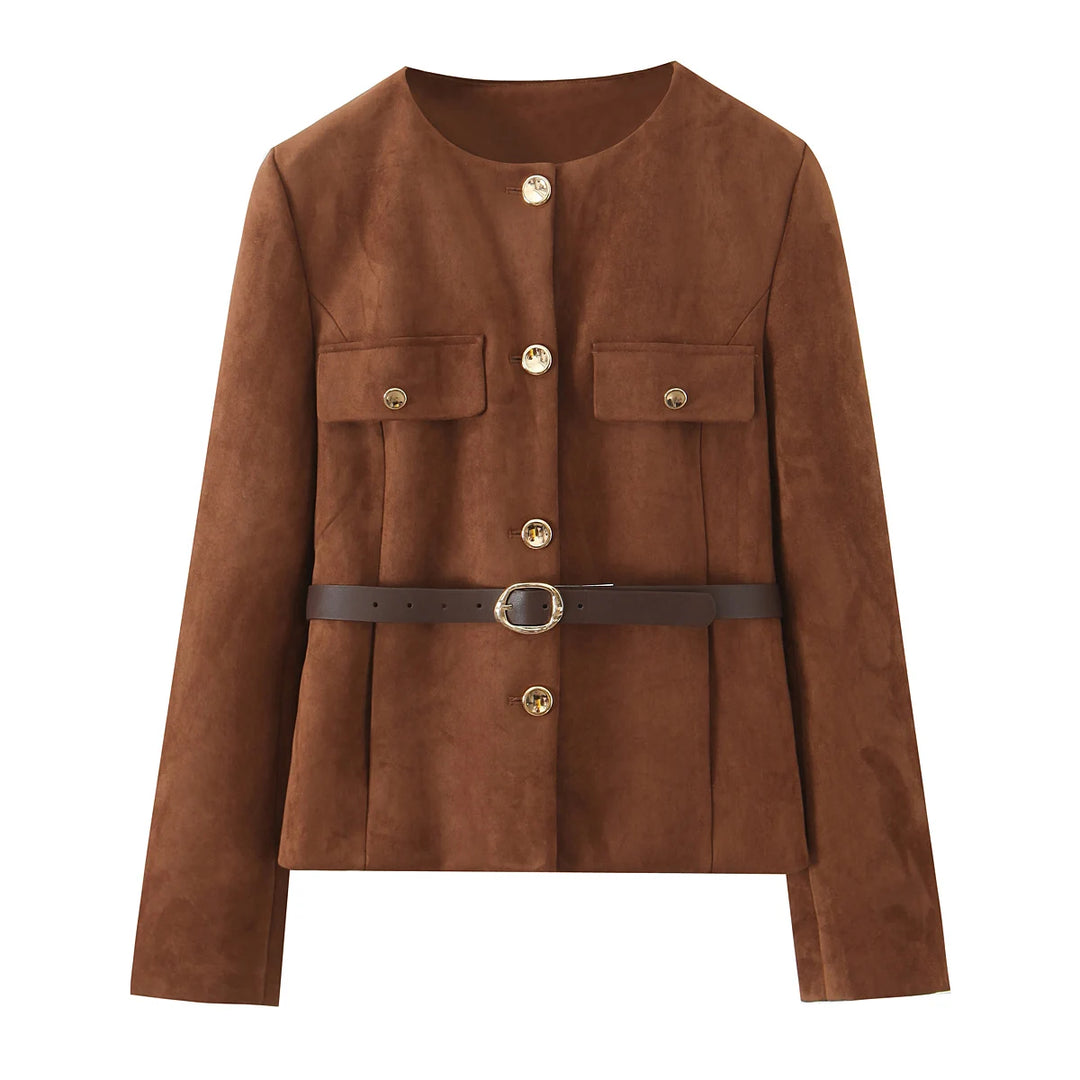 Brun ruskindsjakke med bælte, knaplukning og to brystlommer. Elegant og stilfuld jakke til kvinder, perfekt til efterårsmode.