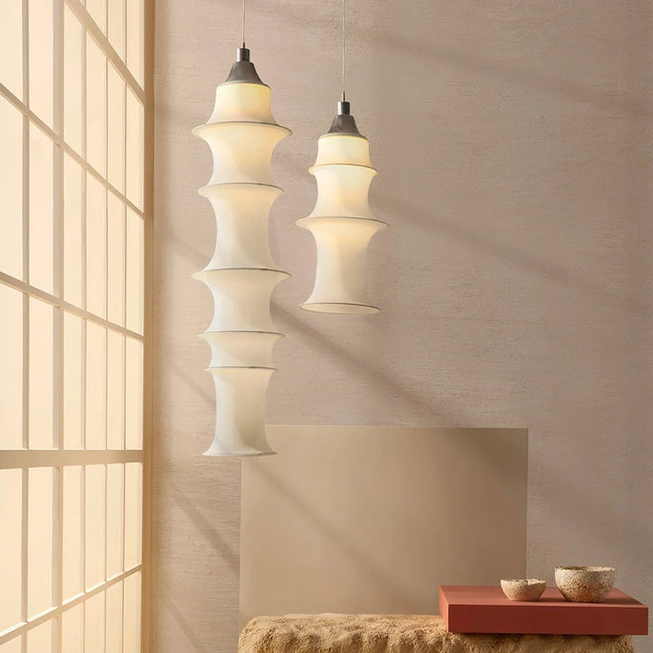 To pendellamper i moderne design hænger i et minimalistisk rum med naturligt lys. Perfekt til skandinavisk indretning og belysning.