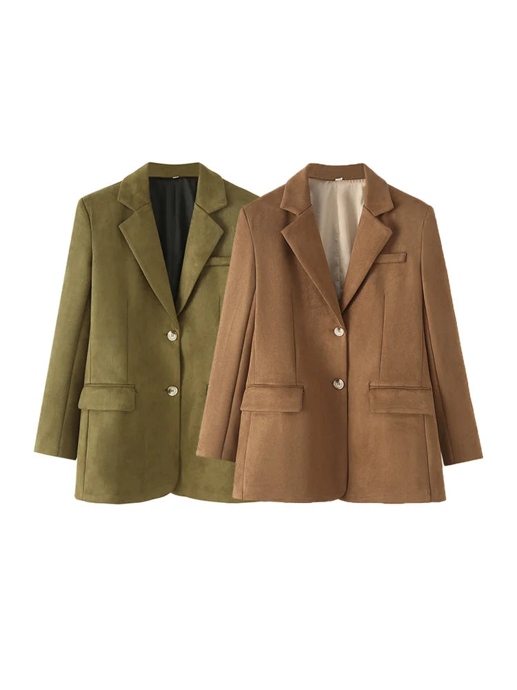 To blazerjakker i ruskind, en olivengrøn og en brun, med knaplukning og lommer. Stilfuldt design til efterårsmode. Perfekt til både arbejde og fritid.