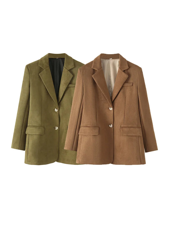 To blazerjakker i ruskind, en olivengrøn og en brun, med knaplukning og lommer. Stilfuldt design til efterårsmode. Perfekt til både arbejde og fritid.