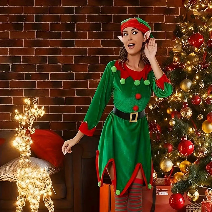 Kvinde klædt som nisse ved siden af juletræ og lysende rensdyr. Julepynt, festlig stemning, nissekostume, juledekorationer, julelys.