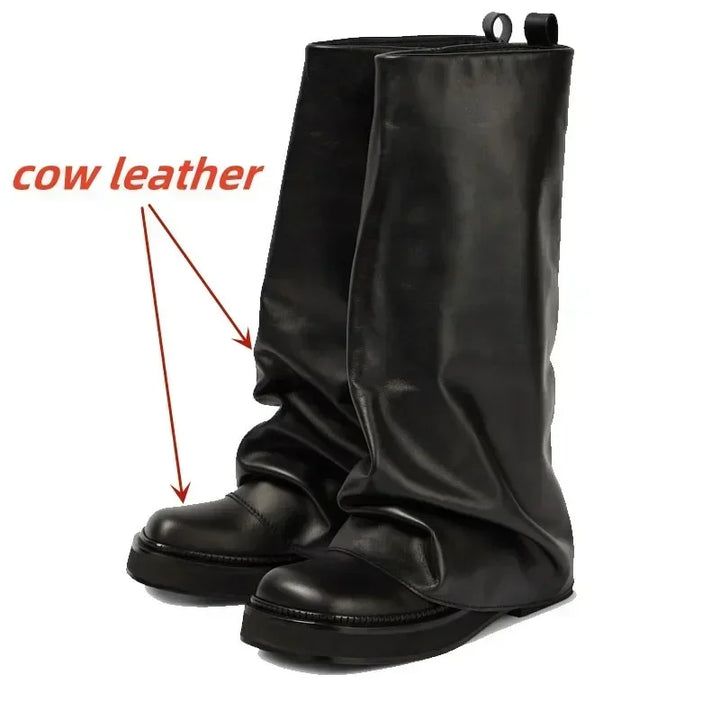 Sort læderstøvle i koskind, moderne design, robust sål, unisex mode, høj kvalitet, stilfuld fodtøj til efterår og vinter.