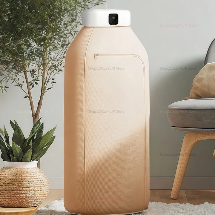 Moderne beige massagekapsel i stue med grøn plante og træstol. Innovativt wellness-udstyr til afslapning og stressreduktion i hjemmet.