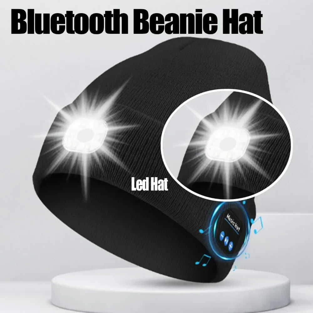 Sort Bluetooth beanie hat med indbygget LED-lys og trådløse høretelefoner. Perfekt til udendørs aktiviteter. Innovativt og praktisk design.