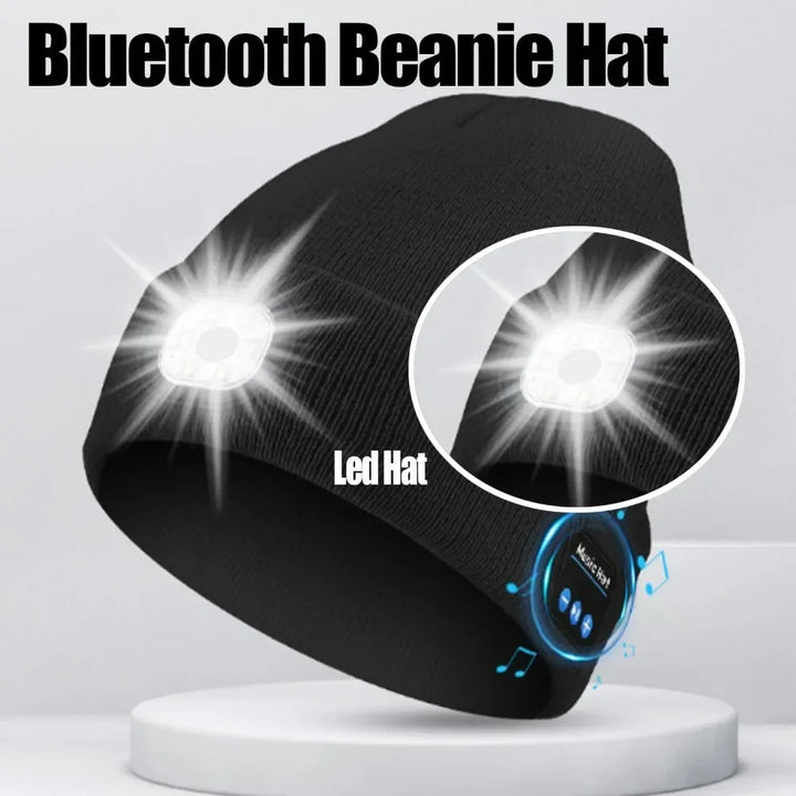 Sort Bluetooth beanie hat med indbygget LED-lys og trådløse høretelefoner. Perfekt til udendørs aktiviteter. Innovativt og praktisk design.