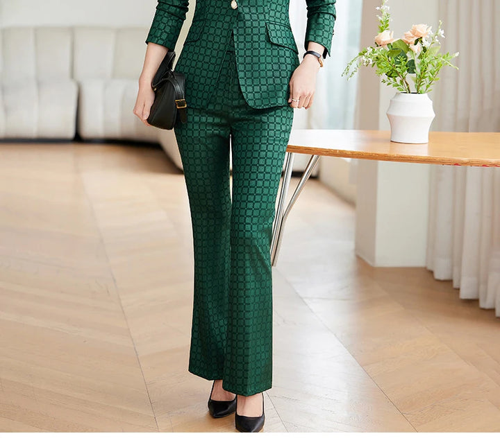 Grønternet jakkesæt til kvinder, elegant design med bukser og jakke, sort taske, sorte sko, moderne indretning, stilfuldt kontorlook.