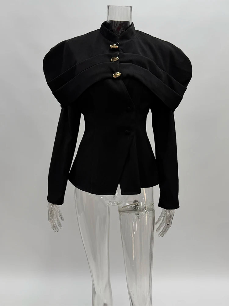 Sort jakke med store skuldre og guldknapper på gennemsigtig mannequin. Moderne design, elegant stil, perfekt til modebevidste kvinder.