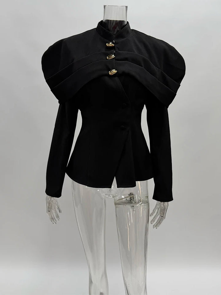 Sort jakke med store skuldre og guldknapper på gennemsigtig mannequin. Moderne design, elegant stil, perfekt til modebevidste kvinder.