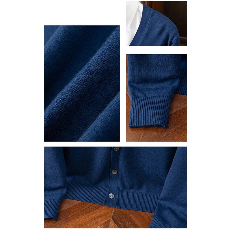 Blå cardigan i kashmir med knapper, ribstrikkede manchetter og kant. Luksuriøst herretøj, blød tekstur, elegant design.