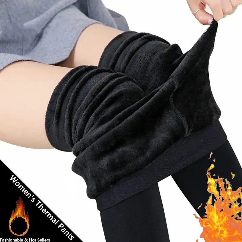 Kvinde iført sorte termiske leggings, trækker dem op over benene. Varmt fleecefor, ideel til vinter. Komfortable og stilfulde termobukser.
