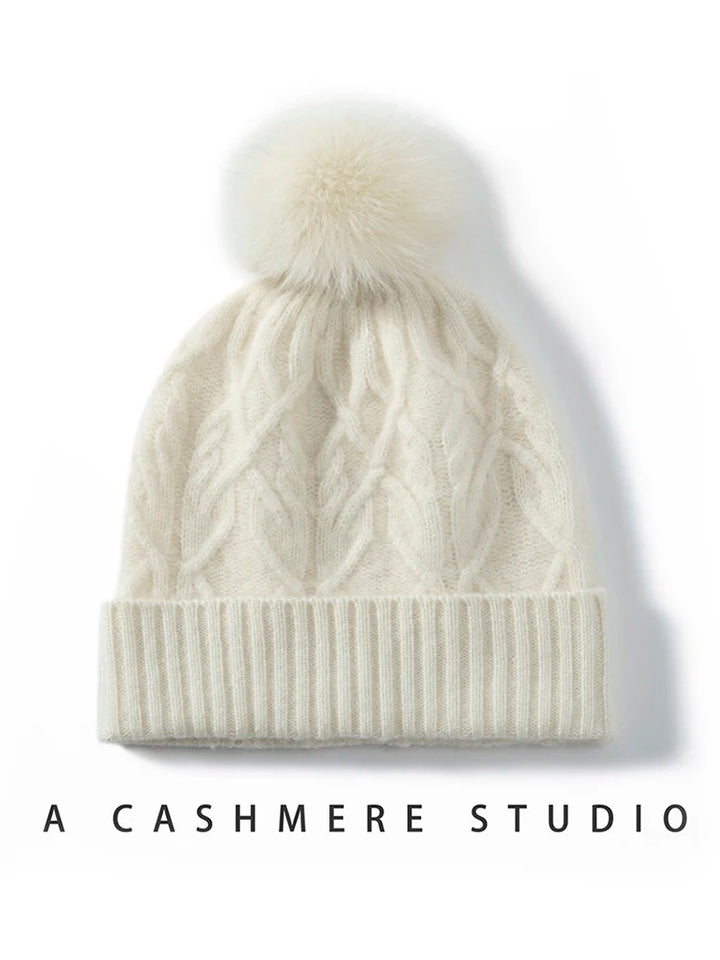 Hvid kashmir hue med kabelstrik og pompon, luksuriøst vintertilbehør, blød og varm, perfekt til stilfulde kolde dage.