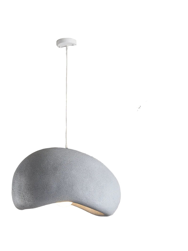 Moderne grå pendellampe i minimalistisk design, hængende fra hvid ledning. Ideel til stue eller køkken. Skandinavisk stil, energieffektiv belysning.