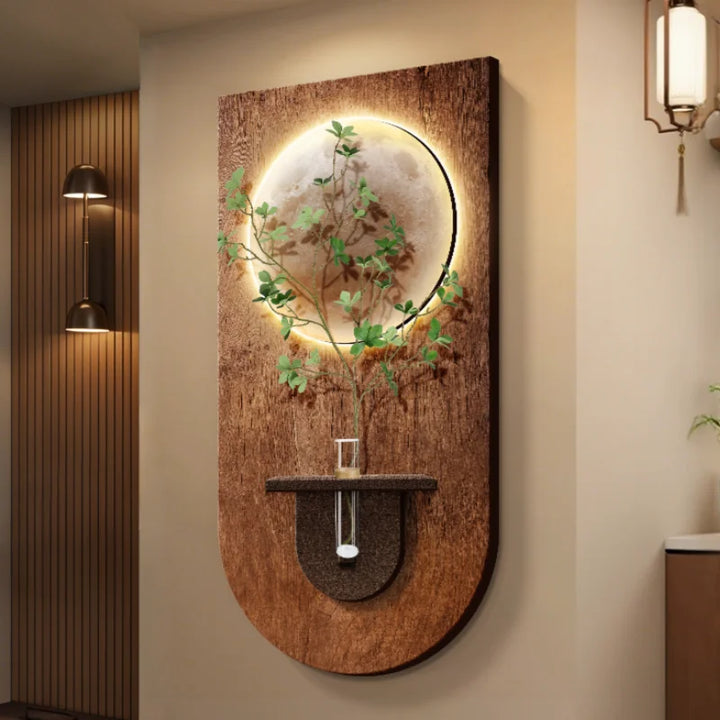 Vægmonteret dekorativt panel med rund LED-baggrundsbelysning, grønne planter og lille hylde. Moderne indretning, naturligt design, belysning.