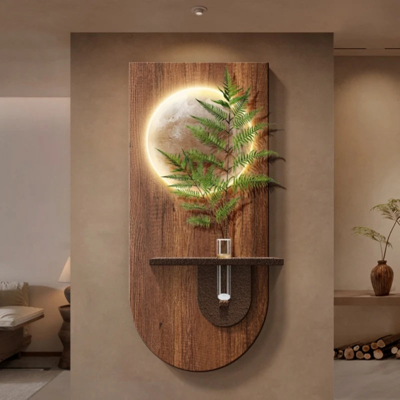 Vægmonteret træpanel med indbygget LED-lys, bregneplante og rund hylde. Moderne indretning, naturligt design, belysning, stue.