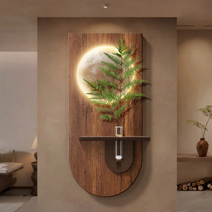 Vægmonteret træpanel med indbygget LED-lys, bregneplante og rund hylde. Moderne indretning, naturligt design, belysning, stue.