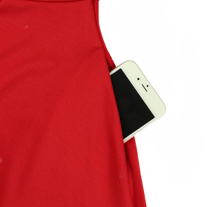 Rød kjole med lomme, der indeholder en hvid smartphone. Mode, praktisk design, kvindetøj, mobilopbevaring, stilfuld kjole.