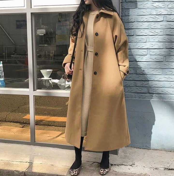 Elegantă geacă lungă de damă în stil sofisticat, confortabilă și versatilă