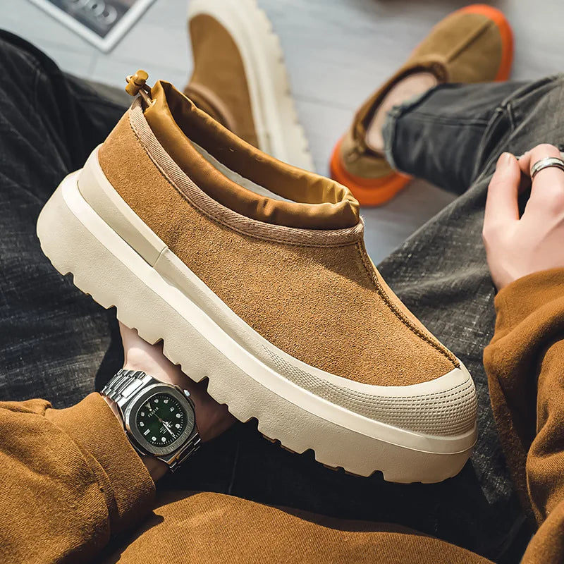 Brun herresko med tyk, hvid sål og ruskindsoverdel. Moderne design, komfortabel og stilfuld. Perfekt til casual mode og hverdagsbrug.