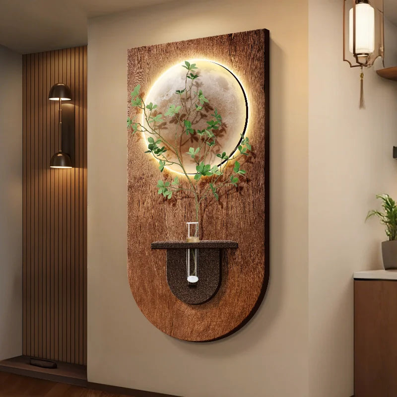 Vægmonteret dekorativt træpanel med indbygget LED-lys, rund spejl og grønne planter. Moderne indretning, minimalistisk design, stueinteriør.