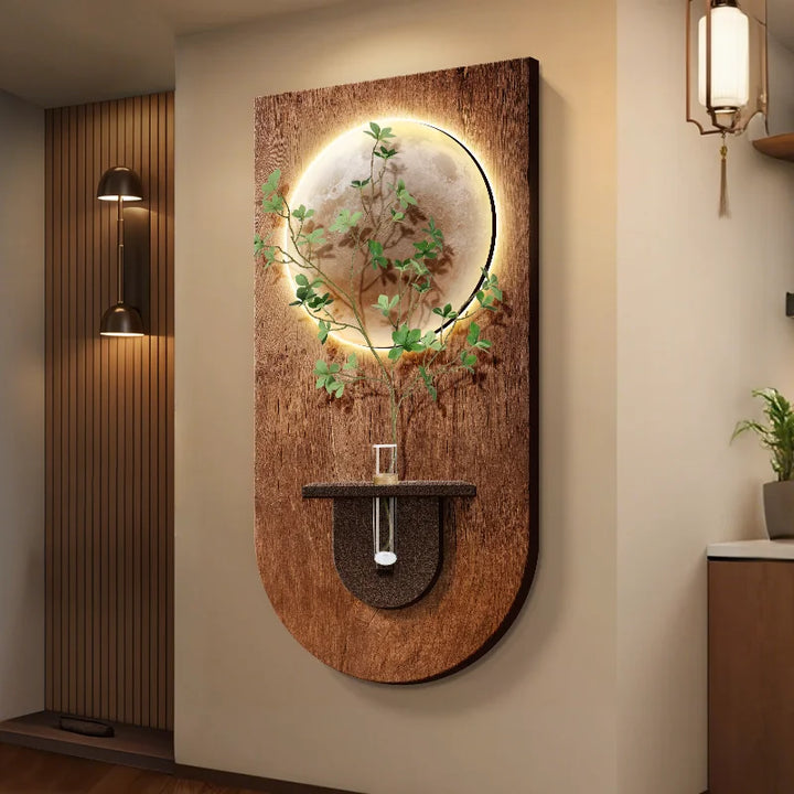 Vægmonteret dekorativt træpanel med indbygget LED-lys, rund spejl og grønne planter. Moderne indretning, minimalistisk design, stueinteriør.