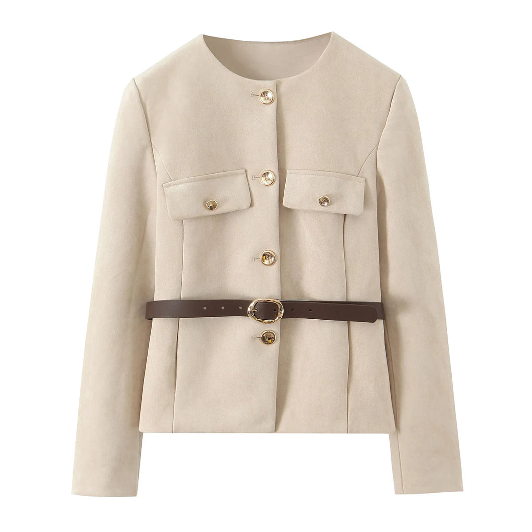 Beige jakke med rund hals, guldknapper og to brystlommer. Designet inkluderer et brunt bælte. Elegant og stilfuldt tøj til kvinder.