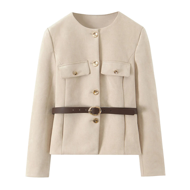 Beige jakke med rund hals, guldknapper og to brystlommer. Designet inkluderer et brunt bælte. Elegant og stilfuldt tøj til kvinder.