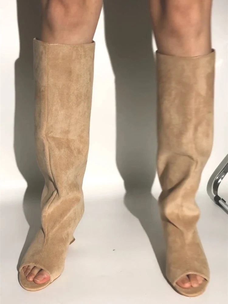 Beige knæhøje støvler i ruskind med åben tå, moderne design. Perfekt til efterårsmode og stilfulde outfits. Trendy fodtøj til kvinder.