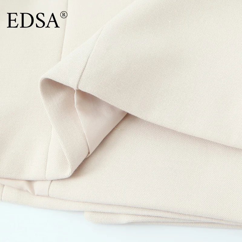 Beige stof med tekstur, foldet og lagt i lag. Perfekt til syning, tøjdesign og boligindretning. Høj kvalitet, holdbart materiale.