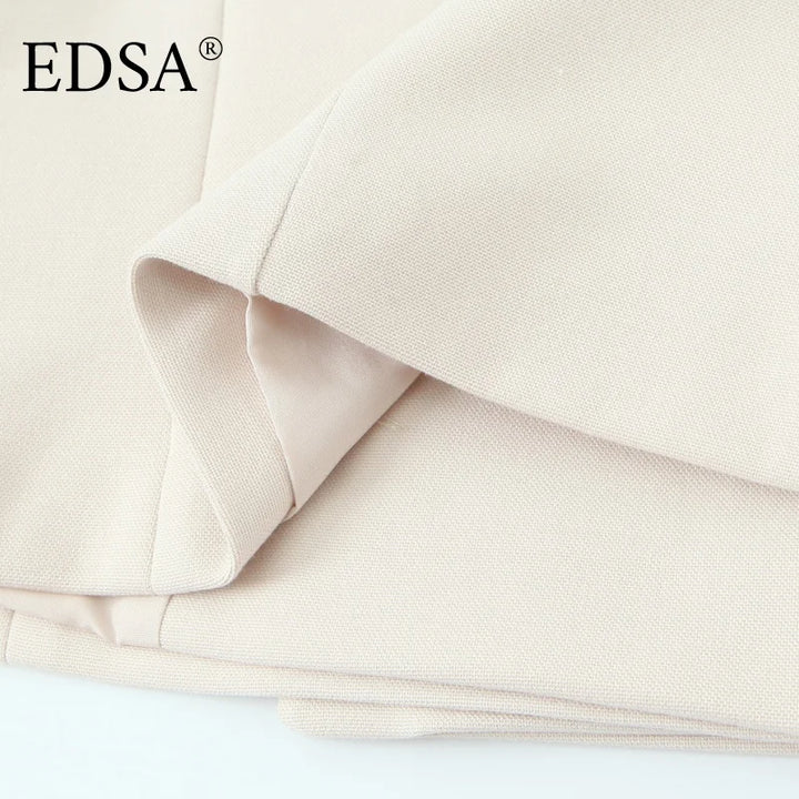 Beige stof med tekstur, foldet og lagt i lag. Perfekt til syning, tøjdesign og boligindretning. Høj kvalitet, holdbart materiale.