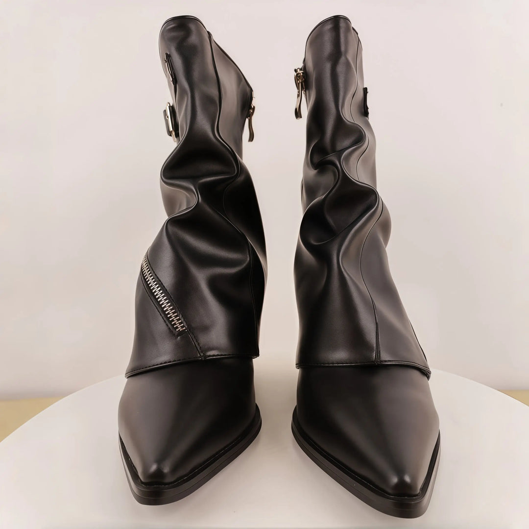 Sort læderstøvler med lynlås, moderne design, rynket tekstur, spidse tæer, stilfuldt fodtøj til kvinder, trendy modeaccessories.
