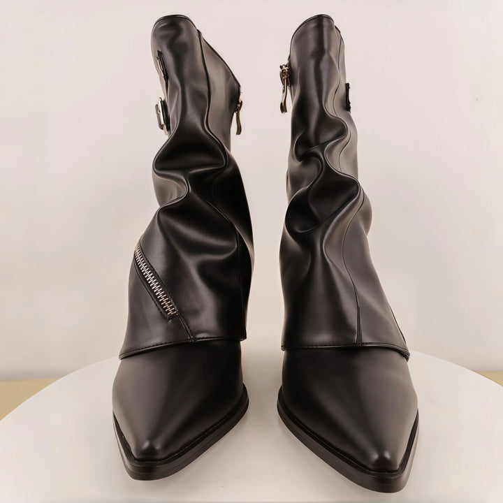 Sort læderstøvler med lynlås, moderne design, rynket tekstur, spidse tæer, stilfuldt fodtøj til kvinder, trendy modeaccessories.