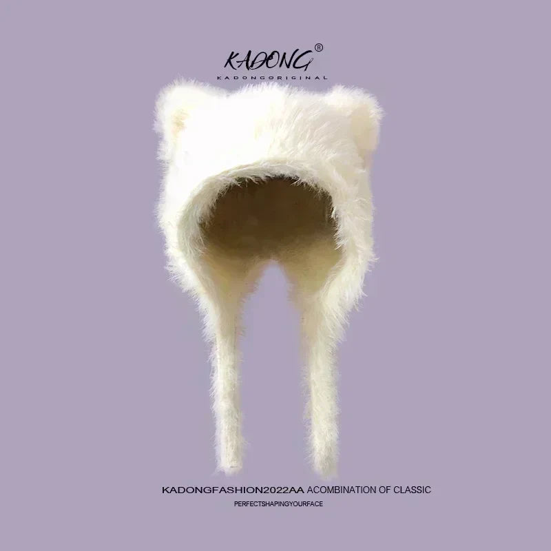 Hvid, fluffy vinterhue med øreformet design, perfekt til koldt vejr. Stilfuld og varm hovedbeklædning til kvinder. Kadong Fashion 2022.