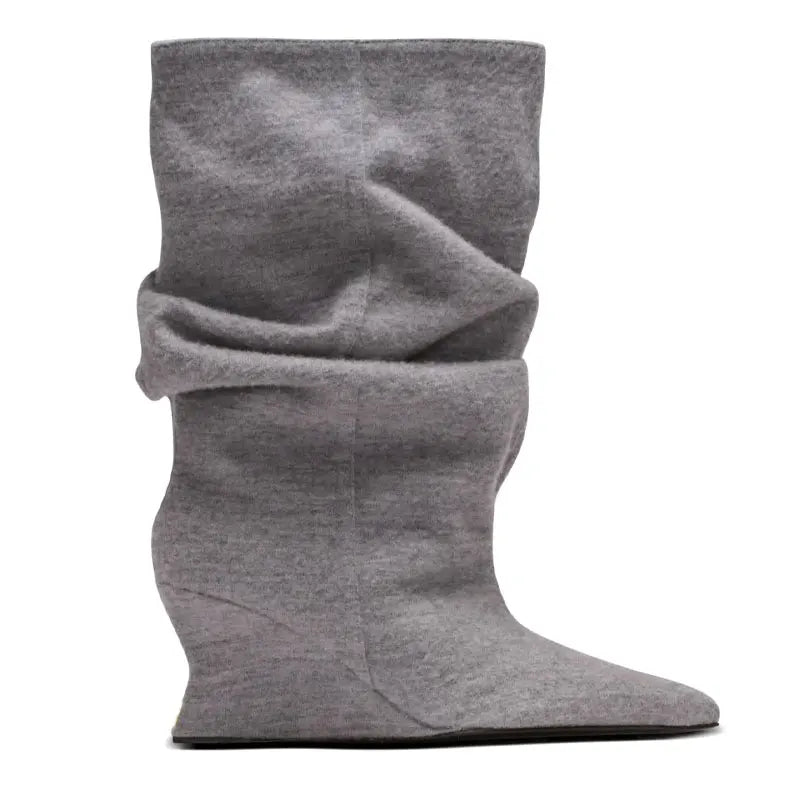 Grå, rynkede støvler i uldmateriale, flad sål, moderne design. Perfekt til vintermode og komfort. Trendy fodtøj til kvinder.