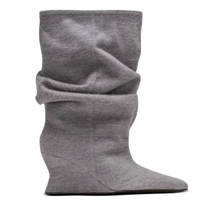 Grå, rynkede støvler i uldmateriale, flad sål, moderne design. Perfekt til vintermode og komfort. Trendy fodtøj til kvinder.